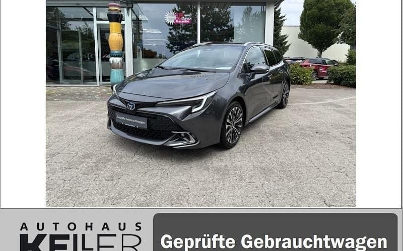 Grau Gebraucht 2024 Toyota Corolla Team Kombi | 28.960 € (Fairer Preis) - Bild 1/4