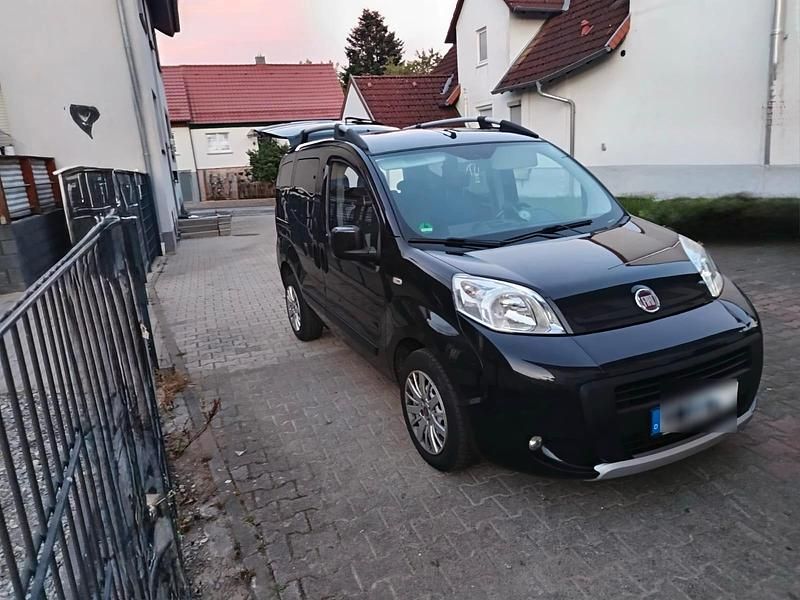 Schwarz Gebraucht 2010 Fiat Qubo Trekking Van / Kleinbus | 5.200 € (Fairer Preis) - Bild 1/4