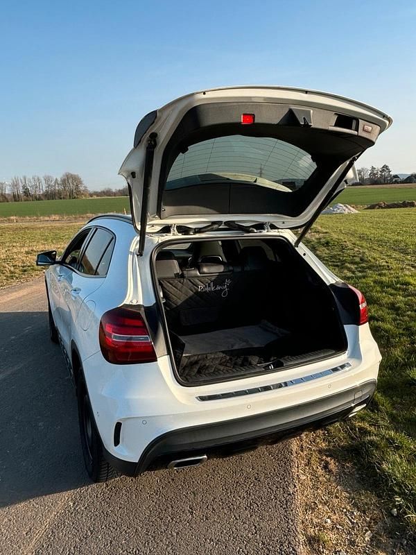 Gebraucht Mercedes GLA220 182 PS (133 kW) 2018 Weiß SUV