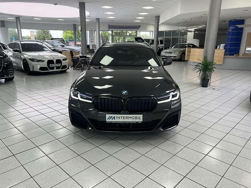 Gebraucht BMW 530 M Sport 286 PS (210 kW) 2024 Sophistograu brillanteffekt Kombi