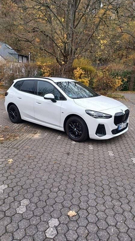 Weiß Gebraucht 2023 BMW 218 Active Tourer Van / Kleinbus | 25.280 € (Guter Preis) - Bild 1/4