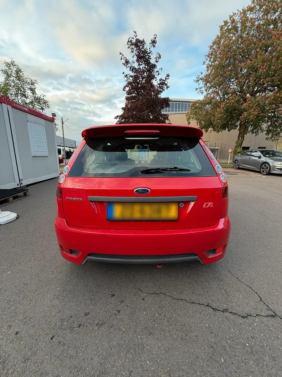 Usata Ford Fiesta 90 CV (66 kW) 2015 Rosso Utilitaria