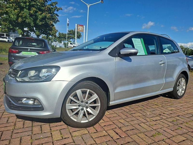 Silber Gebraucht 2015 VW Polo Comfortline Kleinwagen | 7.990 € (Fairer Preis) - Bild 1/4