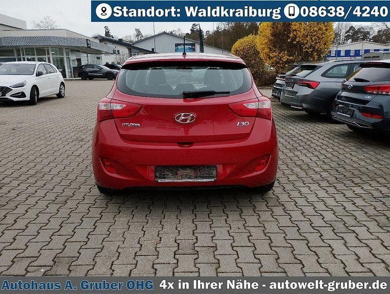Gebraucht Hyundai i30 101 PS (74 kW) 2016 Ultimate red (metallic) Limousine