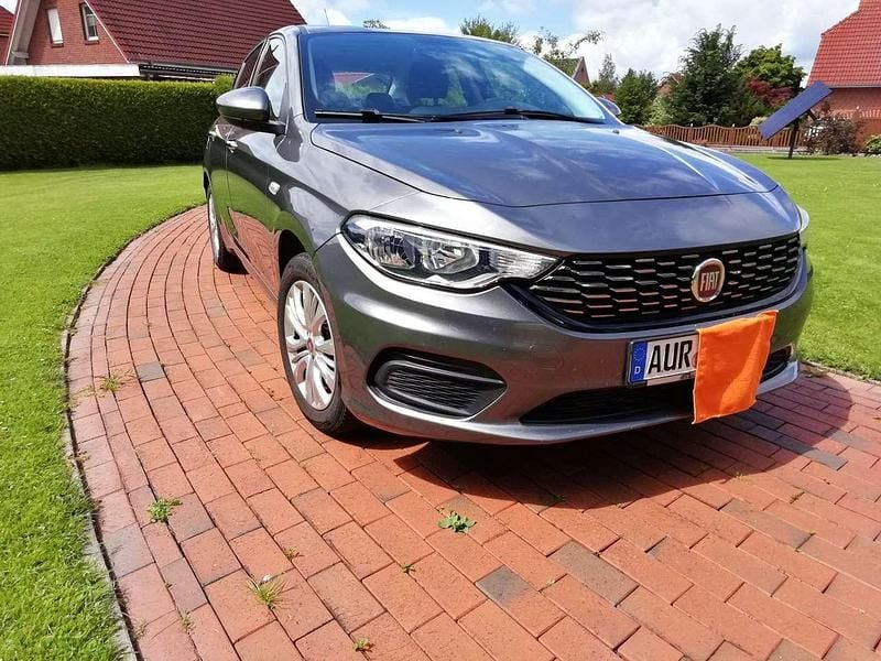 Grau Gebraucht 2016 Fiat Tipo Limousine | 7.950 € (Fairer Preis) - Bild 1/4