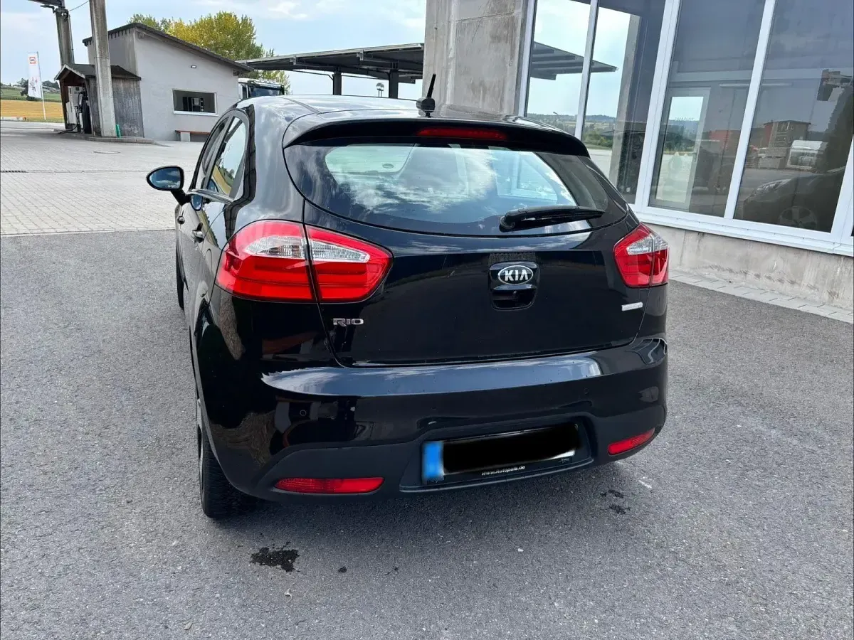 Gebraucht Kia Rio Spirit 90 PS (66 kW) 2015 Schwarz Kleinwagen