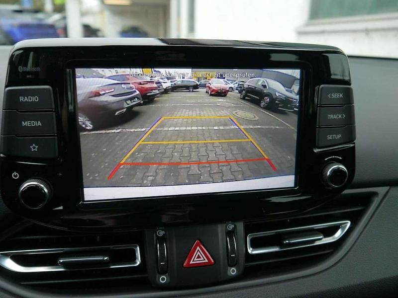 Gebraucht Hyundai i30 Intro Edition 159 PS (116 kW) 2022 Polar white / sol Limousine