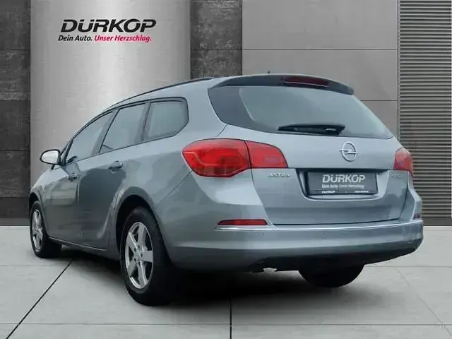 Usata Opel Astra Edition 110 CV (80 kW) 2014 Argento Station wagon