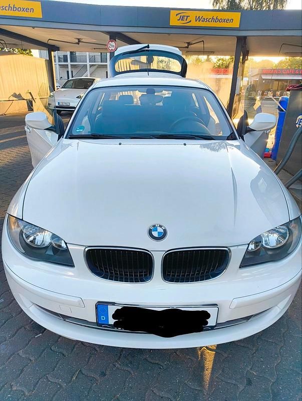 Weiß Gebraucht 2010 BMW 116 Kleinwagen | 2.250 € (Fairer Preis) - Bild 1/4