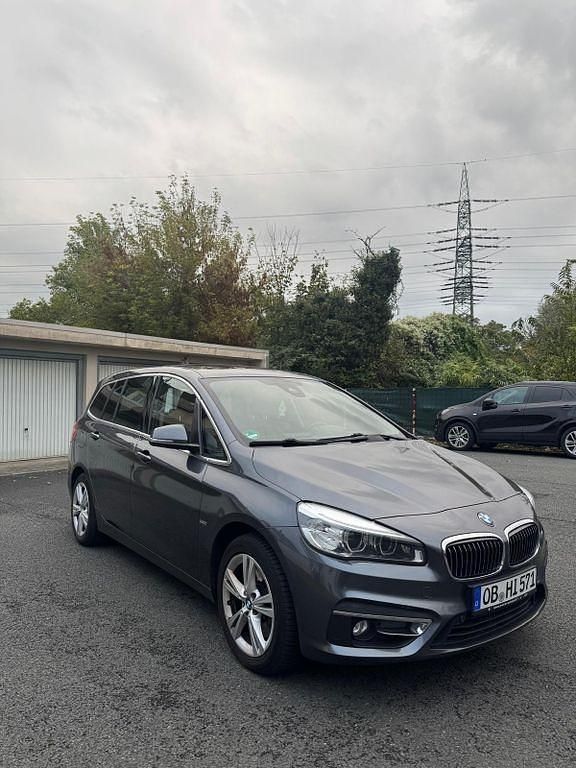Grau Gebraucht 2015 BMW 220 Gran Tourer Luxury Line Van / Kleinbus | 13.999 € (Fairer Preis) - Bild 1/4