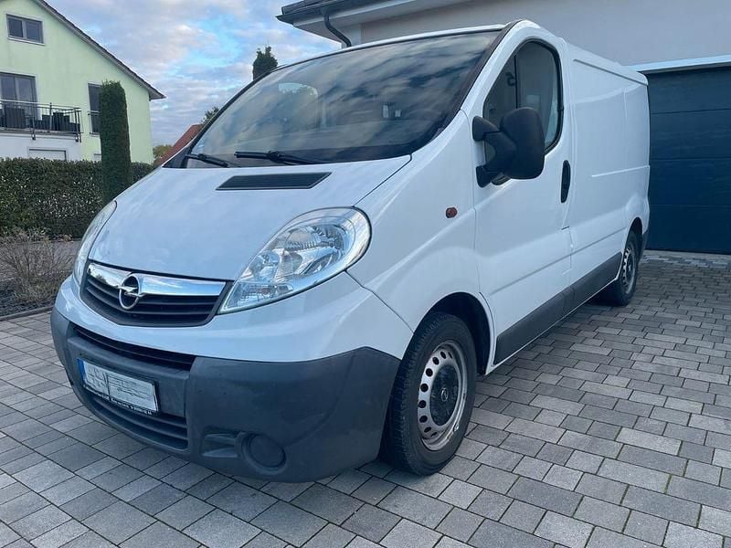 Weiß Gebraucht 2010 Opel Vivaro Van | 4.450 € (Guter Preis) - Bild 1/4