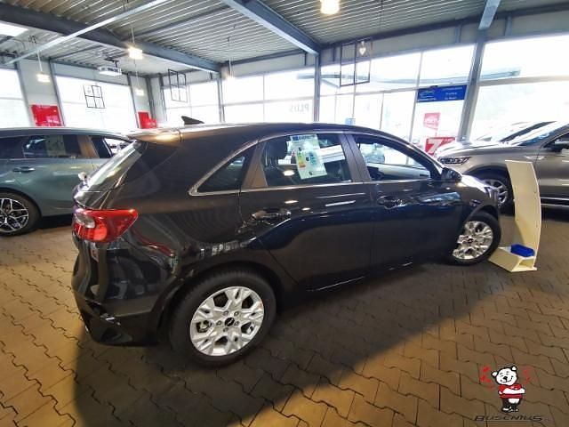 Neu Kia Ceed 101 PS (74 kW) 2025 Schwarz Kleinwagen