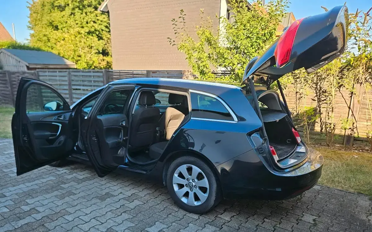 Gebraucht Opel Insignia 140 PS (102 kW) 2011 Schwarz Kombi