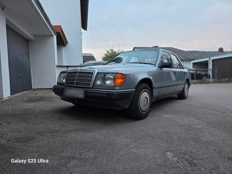 Second-hand Mercedes E250 90 CP (66 kW) 1987 Argintiu Berlinǎ