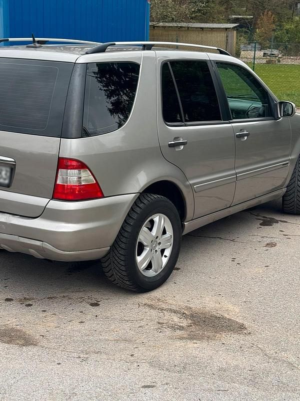 Gebraucht Mercedes ML270 163 PS (119 kW) 2005 Silber SUV