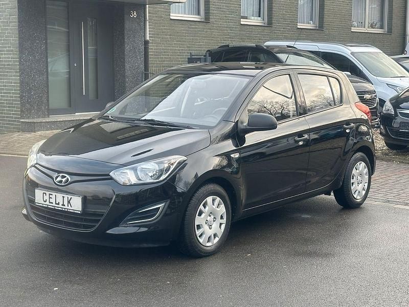 Schwarz Gebraucht 2015 Hyundai i20 Limousine | 5.880 € (Fairer Preis) - Bild 1/4