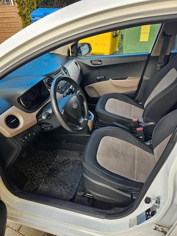 Gebraucht Hyundai i10 67 PS (49 kW) 2015 Beige Kleinwagen