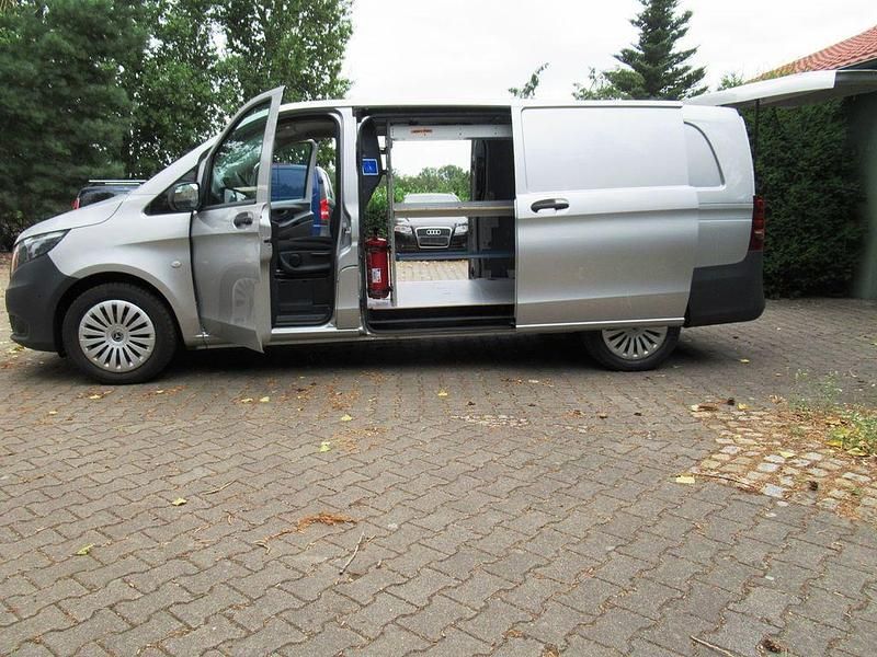Silber Gebraucht 2019 Mercedes Vito Van / Kleinbus | 15.499 € (Guter Preis) - Bild 1/3