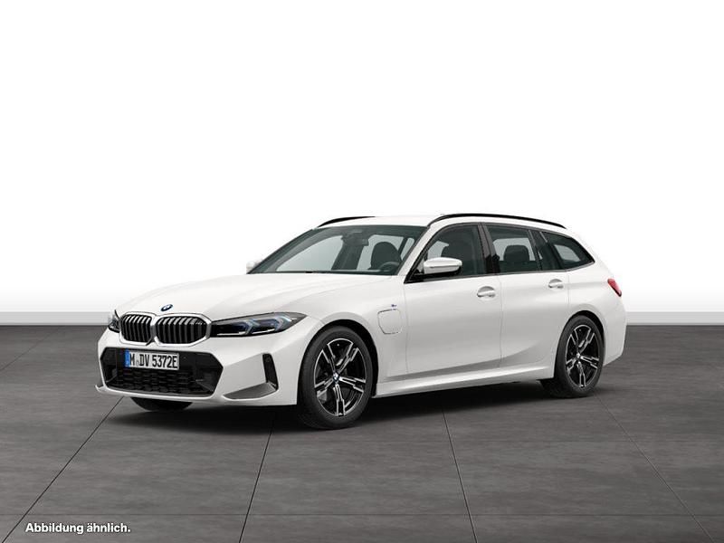Weiß Gebraucht 2024 BMW 330e M Sport Kombi | 50.165 € (Fairer Preis) - Bild 1/4