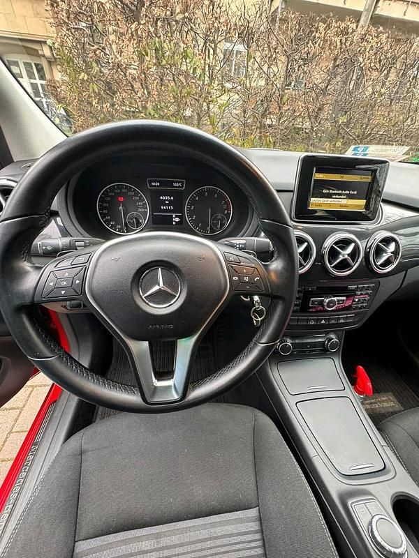 Gebraucht Mercedes B180 122 PS (89 kW) 2012 Rot Van / Kleinbus
