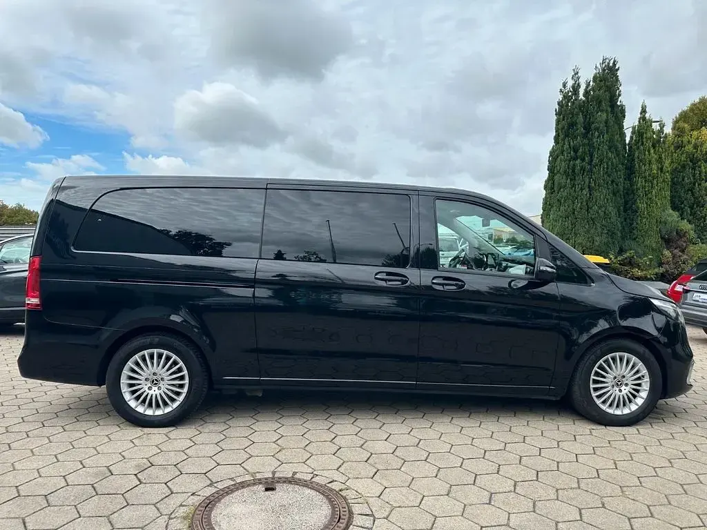 Gebraucht Mercedes V300 Avantgarde Edition 237 PS (174 kW) 2023 Schwarz Van / Kleinbus
