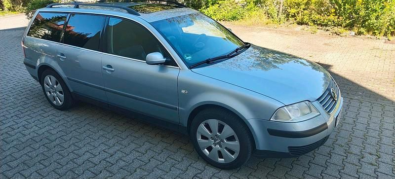 Blau Gebraucht 2002 VW Passat Kombi | 3.000 € (Etwas zu teuer) - Bild 1/4