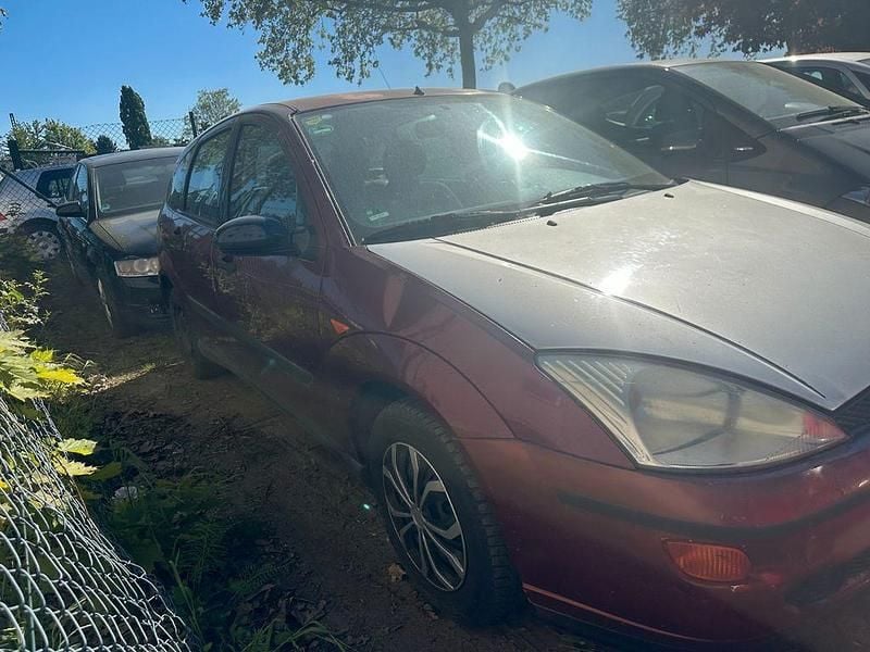 Second-hand Ford Focus Ambiente 101 CP (74 kW) 2000 Roșu Berlinǎ