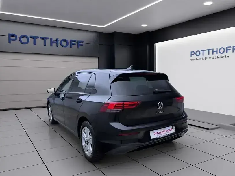 Gebraucht VW Golf VIII Life 131 PS (96 kW) 2023 Deep black perleffekt Limousine