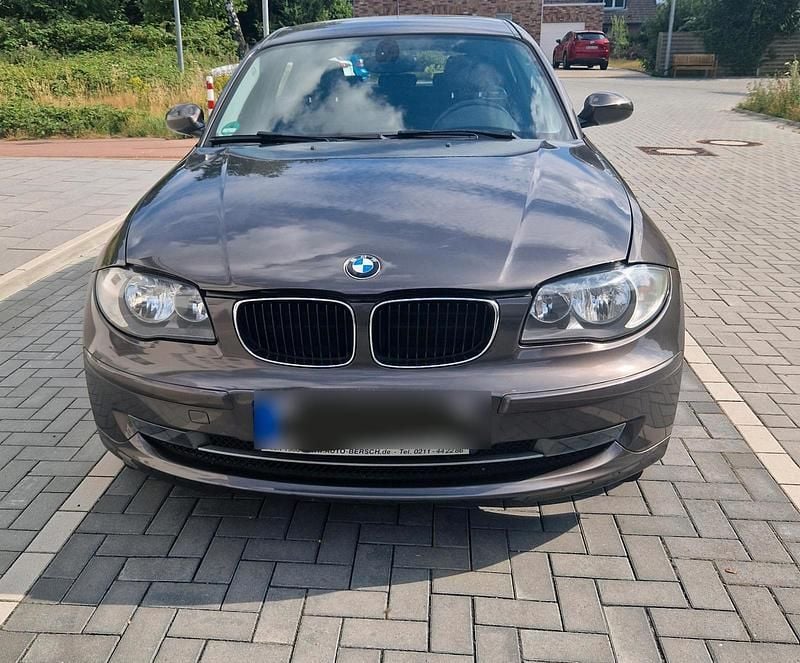 Braun Gebraucht 2009 BMW 116 Kleinwagen | 5.100 € - Bild 1/4