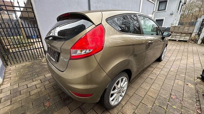 Gebraucht Ford Fiesta Trend 82 PS (60 kW) 2012 Braun Kleinwagen