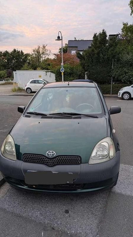 Grün Gebraucht 2001 Toyota Yaris Kleinwagen | 950 € (Fairer Preis) - Bild 1/4