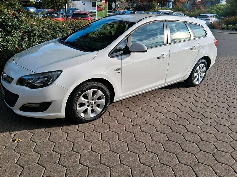 Weiß Gebraucht 2013 Opel Astra Kleinwagen | 4.500 € (Guter Preis) - Bild 1/4