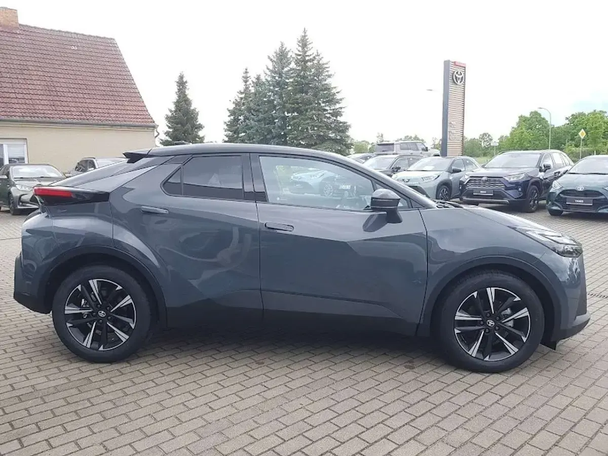 Neu Toyota C-HR 140 PS (102 kW) 2026 Ash grey metallic / schwarz SUV