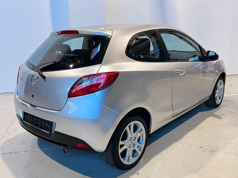 Gebraucht Mazda 2 Inclusive 75 PS (55 kW) 2009 Silber Kleinwagen