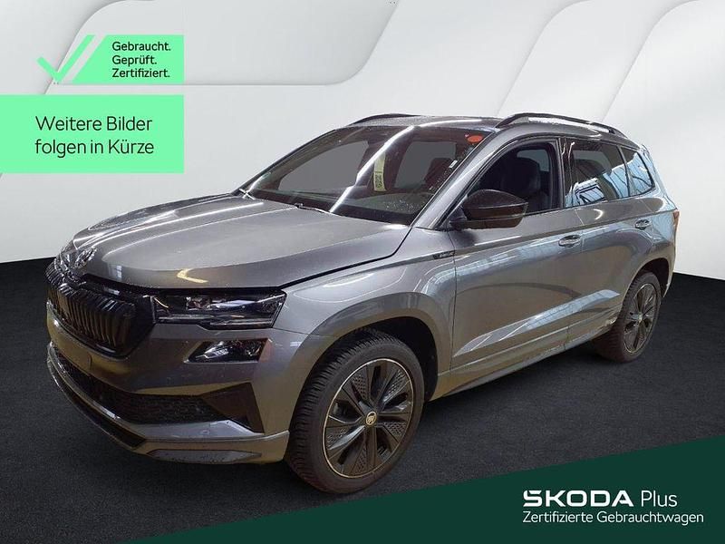 Graphitegrau metallic Gebraucht 2024 Skoda Karoq SportLine SUV | 35.249 € (Etwas zu teuer) - Bild 1/4
