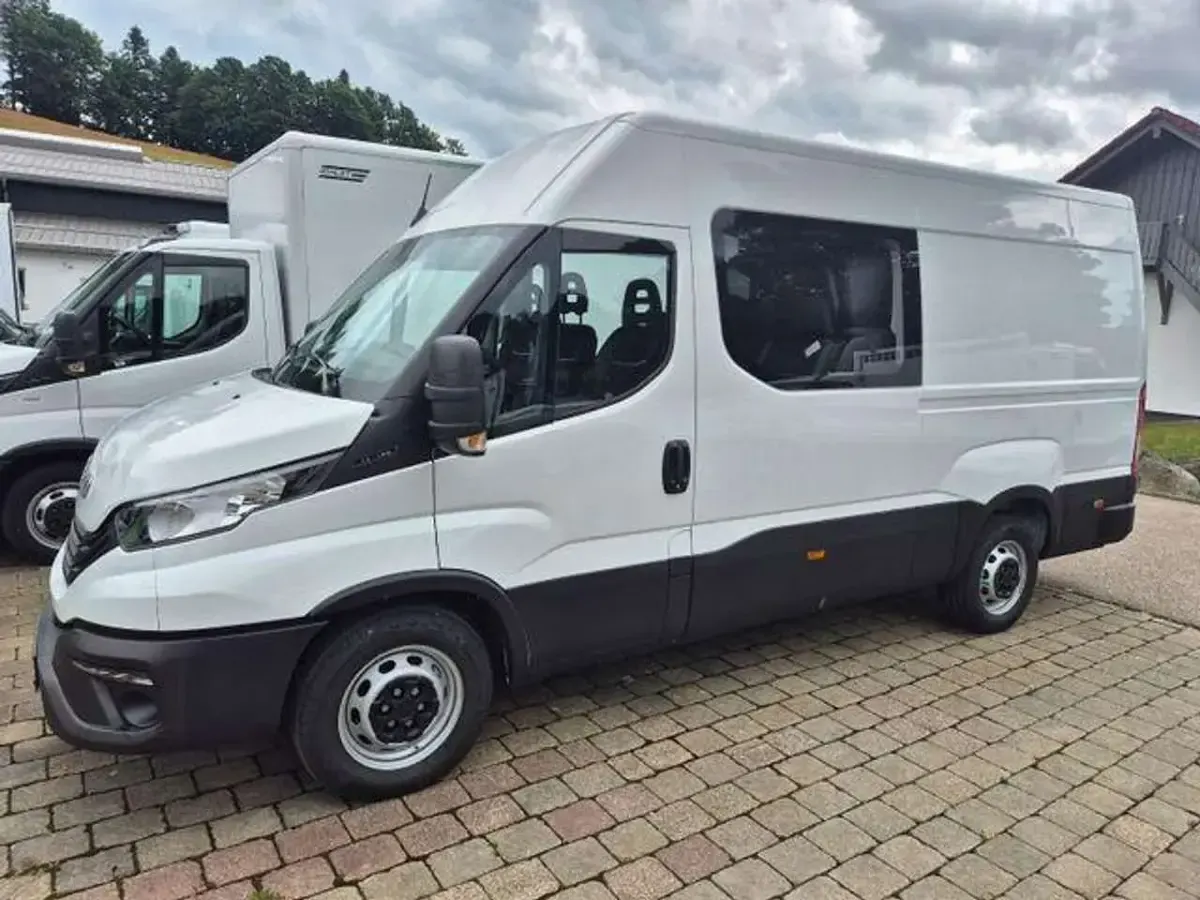 Neu Iveco Daily 136 PS (100 kW) 2025 Weiss Van