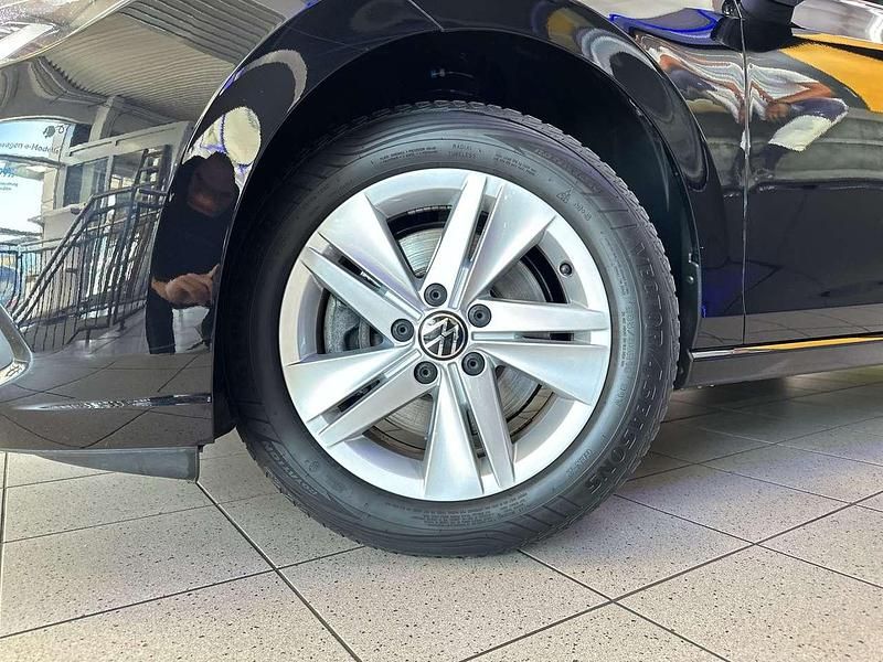 Gebraucht VW Golf VIII Life 150 PS (110 kW) 2023 Deep black perleffekt Kombi