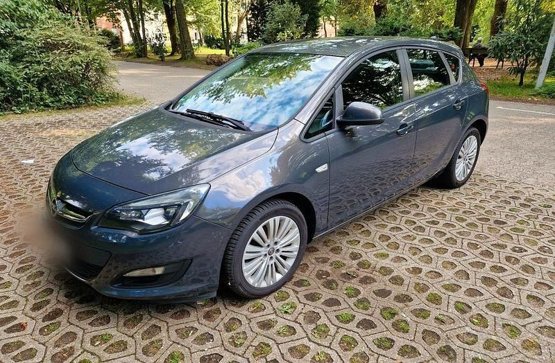 Grau Gebraucht 2013 Opel Astra Active Limousine | 4.000 € (Guter Preis) - Bild 1/4