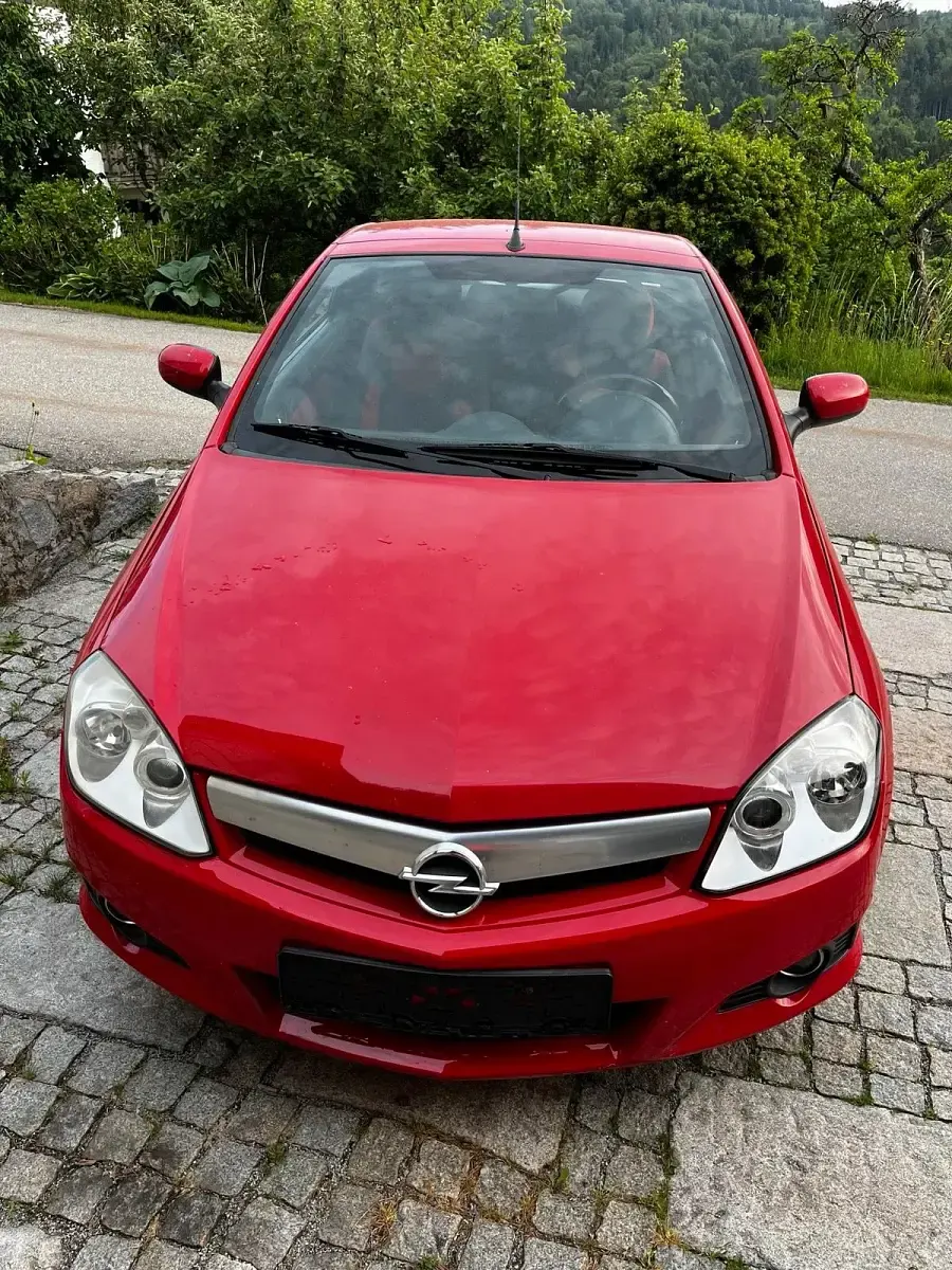 Używany Opel Tigra 90 KM (66 kW) 2005 Czerwony Kabriolet