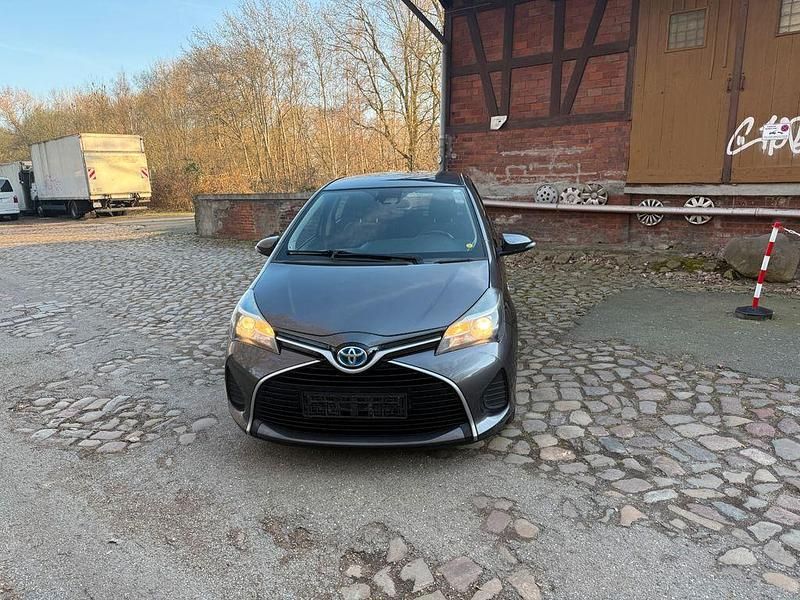 Gebraucht Toyota Yaris 73 PS (53 kW) 2016 Grau Limousine