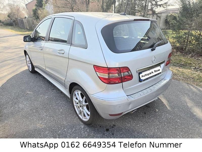 Gebraucht Mercedes B180 109 PS (80 kW) 2010 Silber Van / Kleinbus