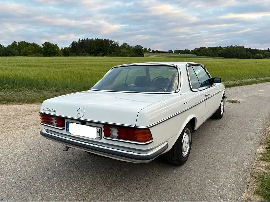 Gebraucht Mercedes 230 136 PS (100 kW) 1982 Weiß Coupé