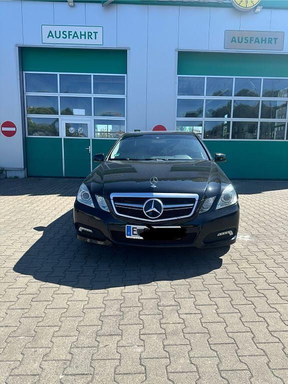 Schwarz Gebraucht 2010 Mercedes E350 Avantgarde Limousine | 8.800 € (Superpreis) - Bild 1/4
