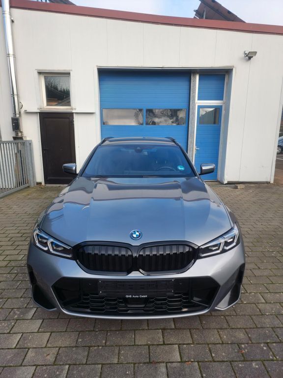 Grau Gebraucht 2022 BMW 330e M Sport Kombi | 32.950 € (Guter Preis) - Bild 1/4
