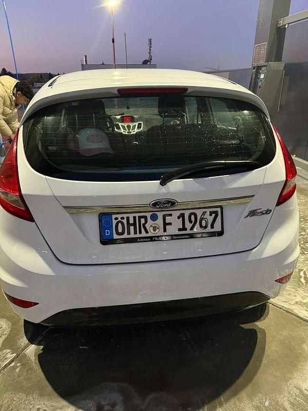 Gebraucht Ford Fiesta Titanium 82 PS (60 kW) 2011 Weiß Kleinwagen