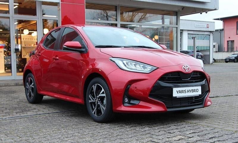 Rot Gebraucht 2024 Toyota Yaris Hybrid Team Limousine | 22.650 € (Fairer Preis) - Bild 1/4