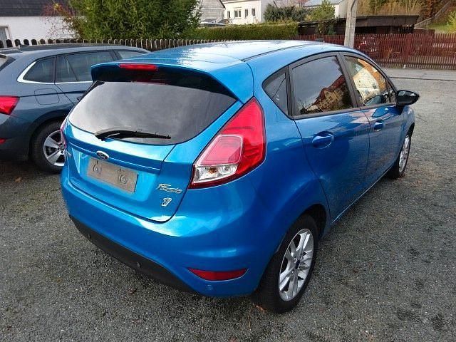 Gebraucht Ford Fiesta Trend 101 PS (74 kW) 2015 Arubablau metallic Kleinwagen