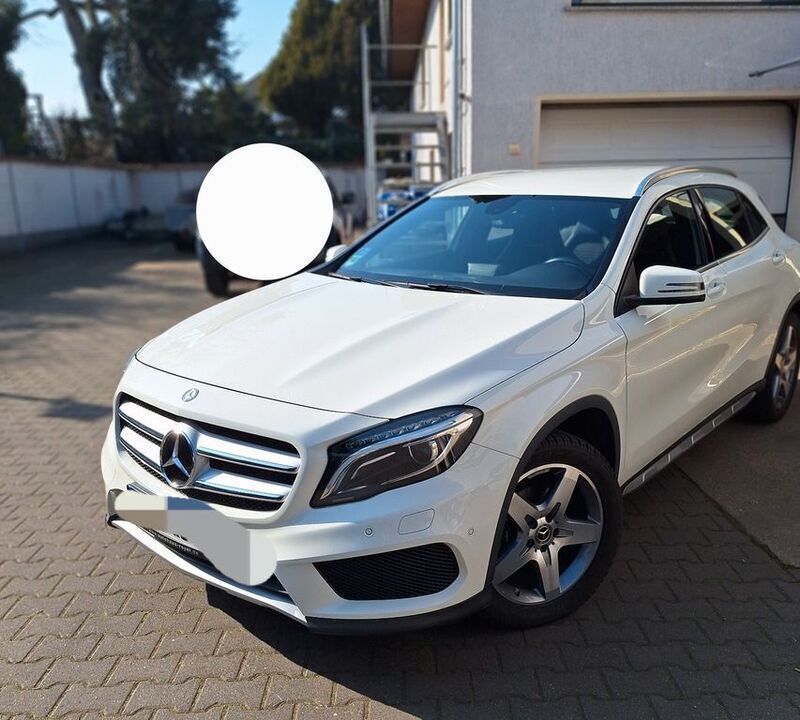 Weiß Gebraucht 2015 Mercedes GLA200 AMG line SUV | 17.999 € (Fairer Preis) - Bild 1/4