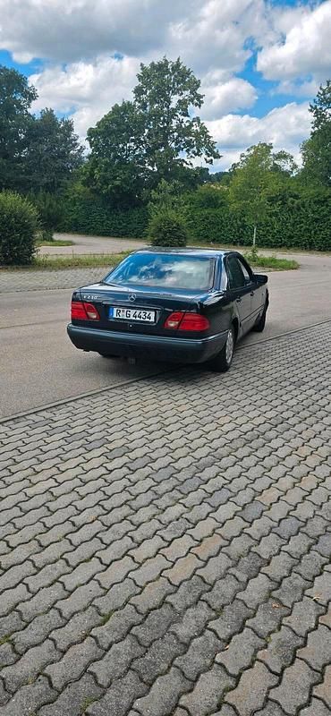 Blau Gebraucht 1996 Mercedes E230 Limousine | 1.750 € - Bild 1/4