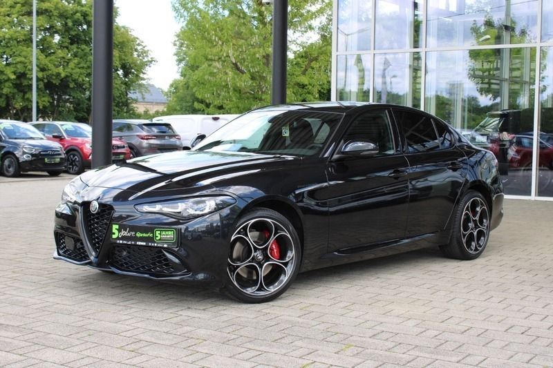 Nero vulcano Gebraucht 2023 Alfa Romeo Giulia Competizione Limousine | 42.990 € (Etwas zu teuer) - Bild 1/4
